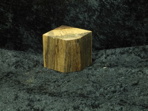 Sockel mit mehrfarbigen Holz