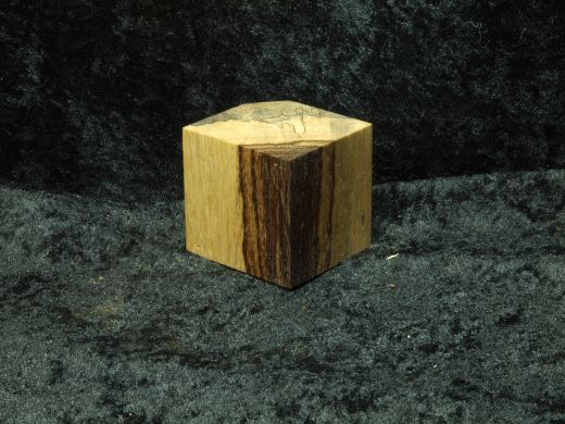 Sockel mit mehrfarbigen Holz